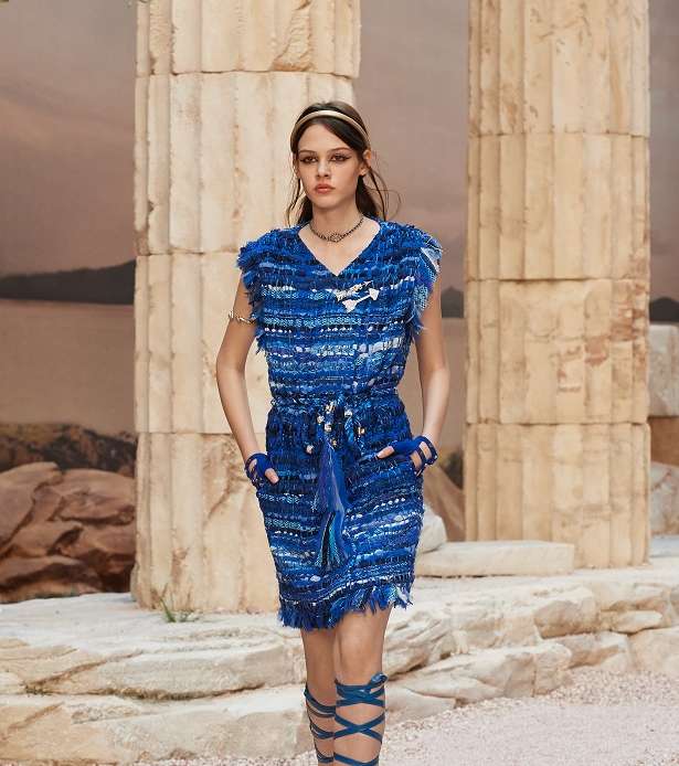 الفستان التويدي المزين بالشراريب من CHANEL كروز 2018