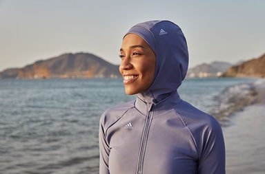 المايوه والمرأة المحتشمة: تناقض ودور الأزياء تجد له حلًا