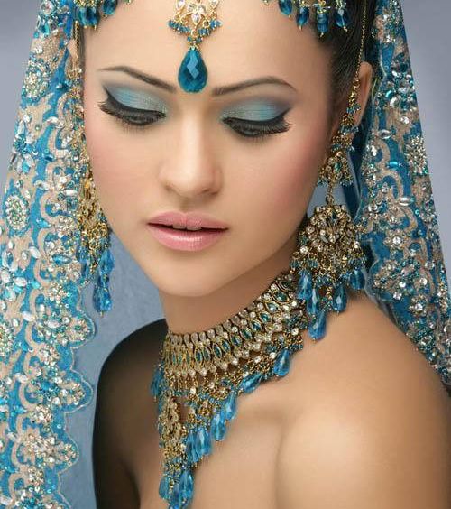 حتى في الماكياج الهندي...يحضر الأزرق