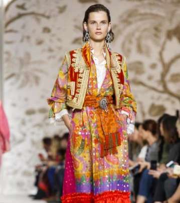 الفساتين المطبعة مع السترة القصيرة المزخرفة من Etro