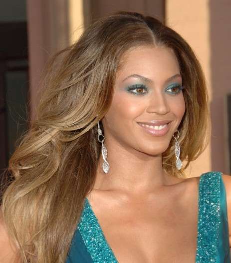 في 2006 American Music Awards كرسّت بيونسي موضة ظلال العيون الزرقاء