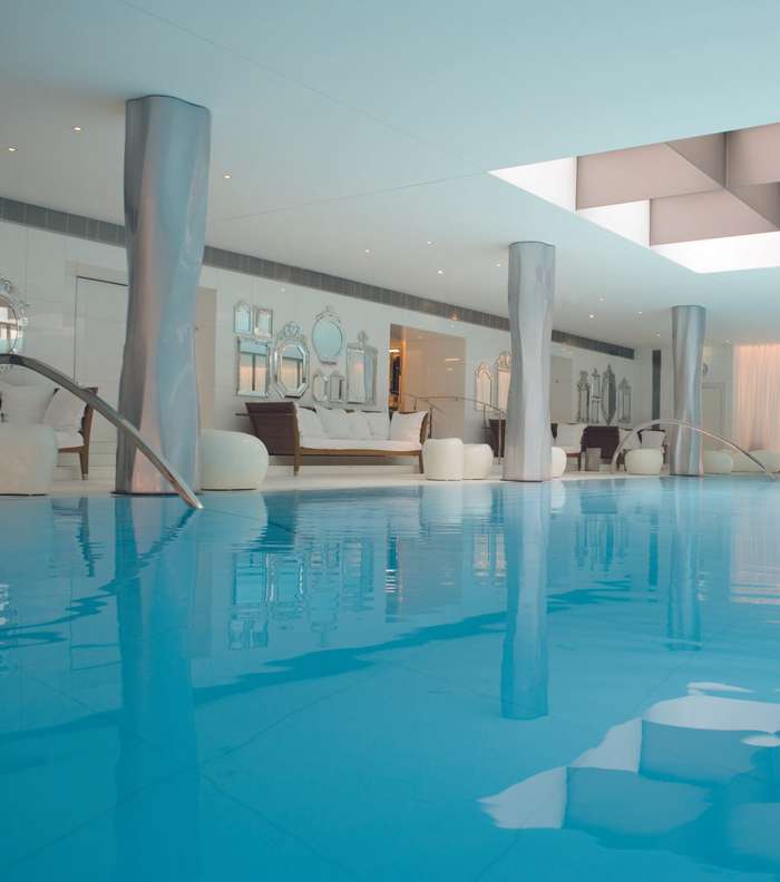 هذا هو مسبح فندق لو رويال مونسو الذي يمنحك يوم من الراحة