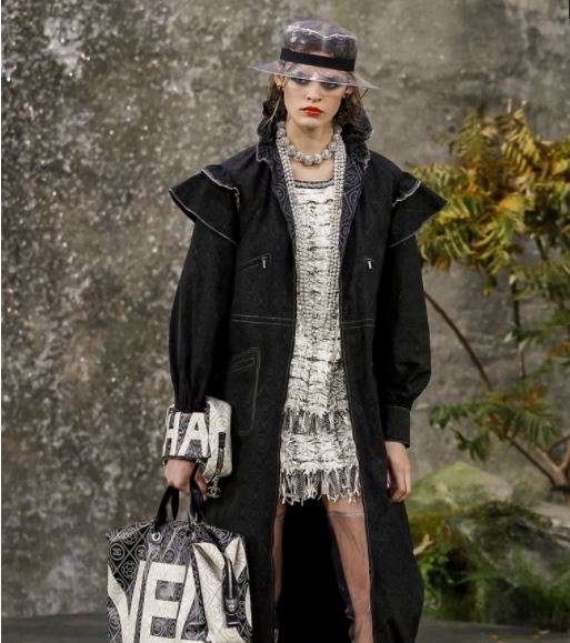 تعرفي على اخر صيحات موضة الحقائب مع مجموعة CHANEL للملابس الجاهزة الجديدة لربيع وصيف 2018