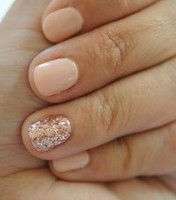 الباييت الناعمة على أظافرك تكسر من روتين طلاء الأظافر الكلاسيكي