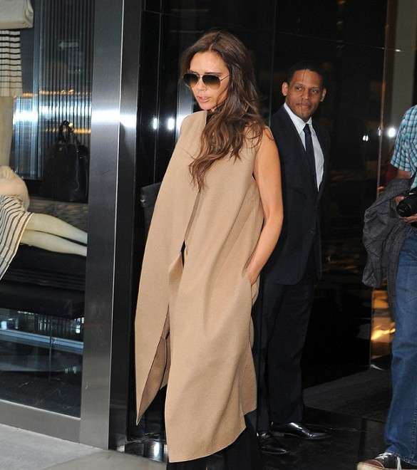 تألقي كفيكتوريا بيكهام بالسترة الطويلة من دون أكمام