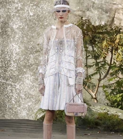 تعرفي على اخر صيحات موضة الاقمشة والالوان مع مجموعة CHANEL لربيع وصيف 2018