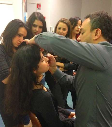 عرض حي للماكياج أمام الطلاب