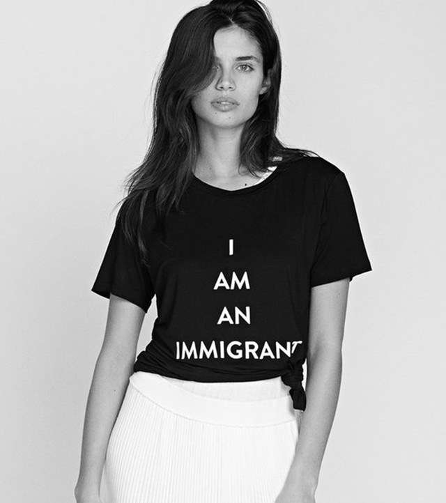 T Shirt من Prabal Gurung مطبعة بشعار I am an immigrant