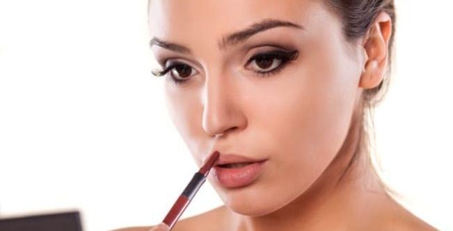 كيفية تطبيق قلم تحديد لكونتور الشفاه