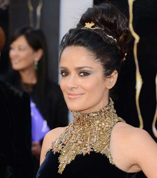 في الأوسكار 2013، زيّنت سلمى حايك تسريحة الكعكة العالية بالأكسسوار الروماني الأسلوب