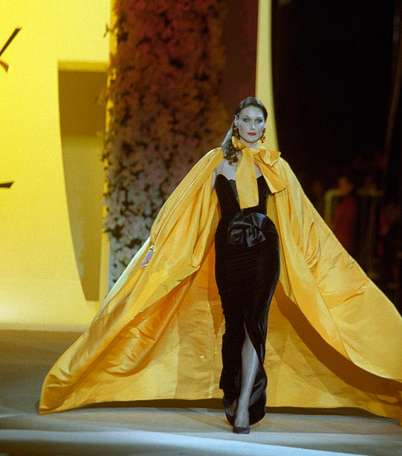 كارلا بروني بعرض لـ Yves Saint Laurent