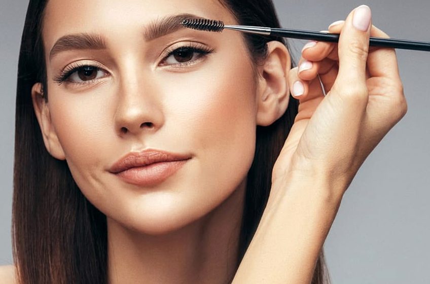 Brows wear. Woman brows. thick eyebrows. wearing brows.