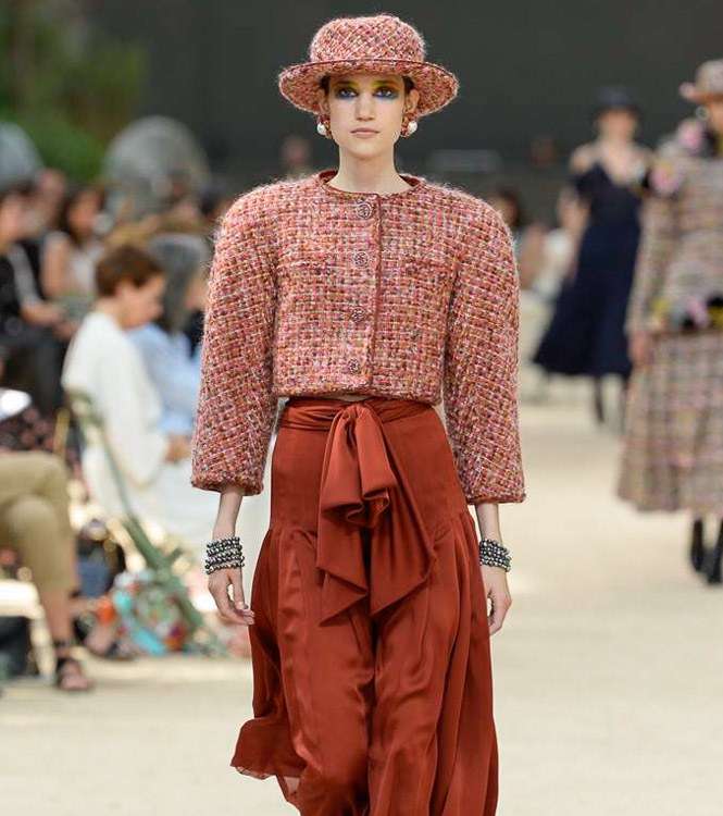 سروال الـ Culotte بالقماش الحريري مع السترة التويدية القصيرة باكتاف عريضة من CHANEL