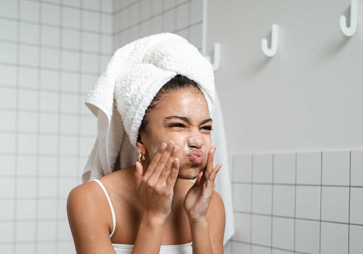 غسل الوجه ضروري للتخلص من حب الشباب