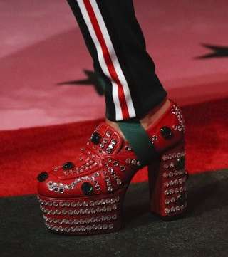حذاء من Gucci باسلوب مسطح وعال لصيف 2017