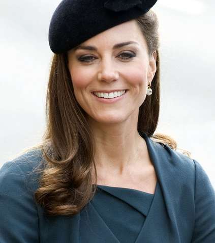 كيت ميدلتون بالقبعة السوداء المخملية 