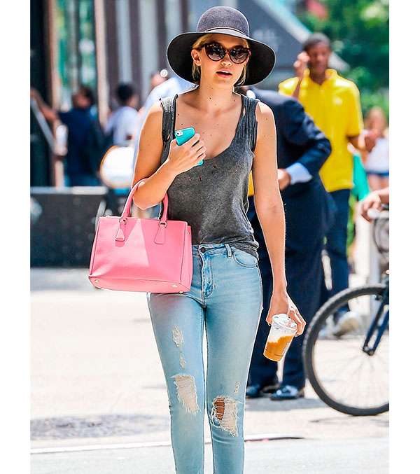 من الصيحات التي تناسب موسم الربيع، التوب العادية مع القبعة الكبيرة