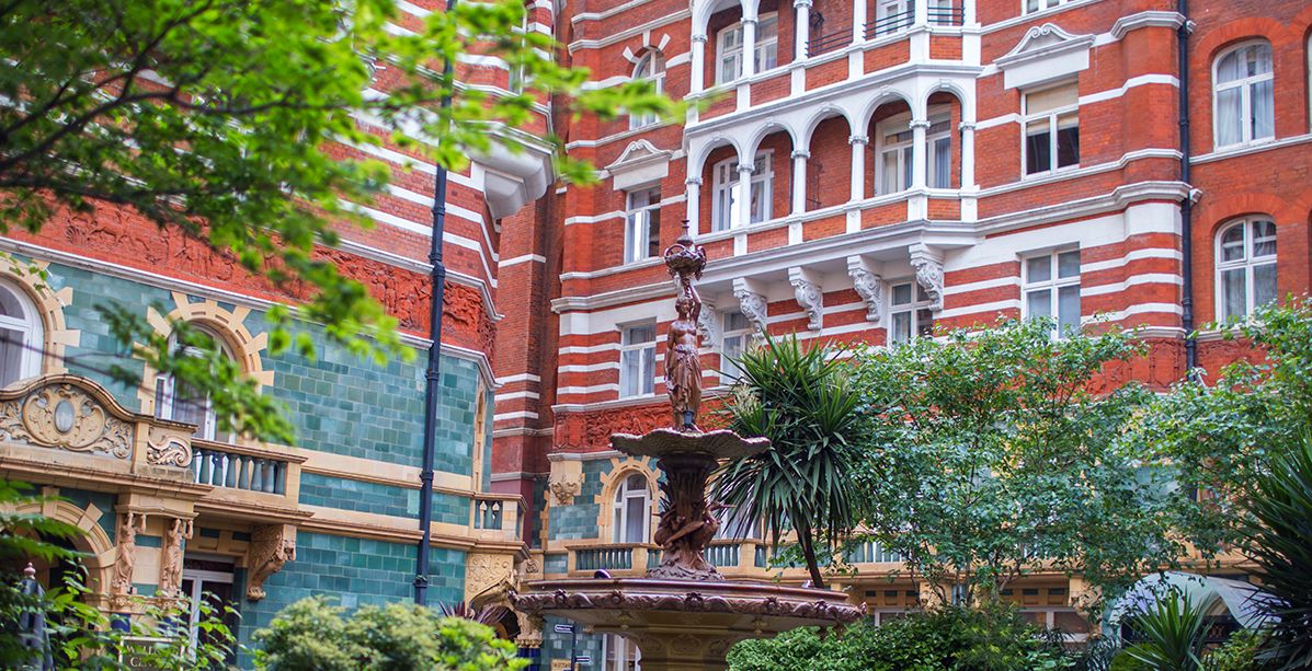 زيارة خاصة لياسمينة إلى St. James’ Court, A Taj Hotel في لندن