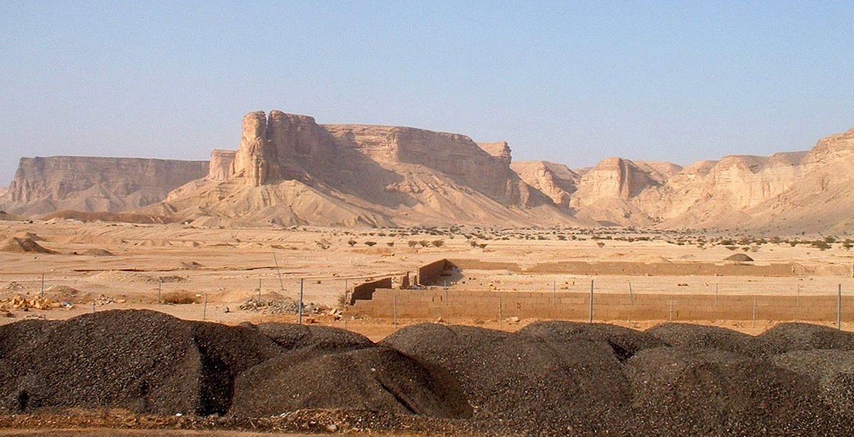 أين تقع هضبة نجد في المملكة العربية السعودية؟