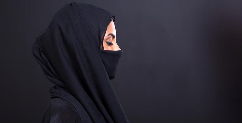 سعودية تفضح خيانة زوجها على تويتر