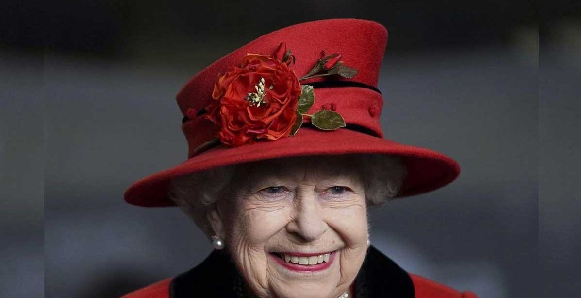 سر عاطفي مؤثر خلف بروش الملكة اليزابيث