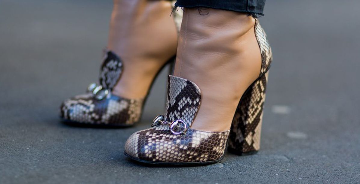 حذاء الـ Boots بنقشة جلد الافعى