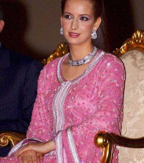 الزهري هو اللون المفضّل عند للا سلمى من ناحية اللباس والماكياج 