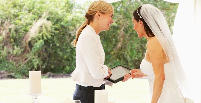كيف تساعدين كعروس منظّم حفل الزفاف الخاص بك؟