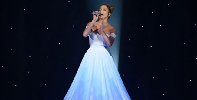Jennifer Lopez تخطف الأنظار بفستانها في American Idol