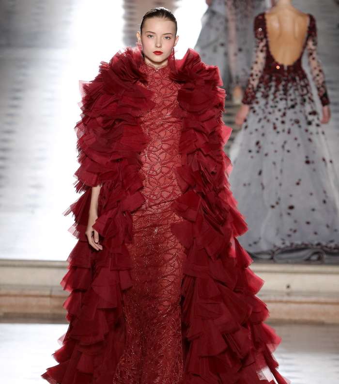 الفستان المزين بالشك بالقصة المستقيمة مع كاب الكشاكش من التول من طوني ورد لشتاء 2018