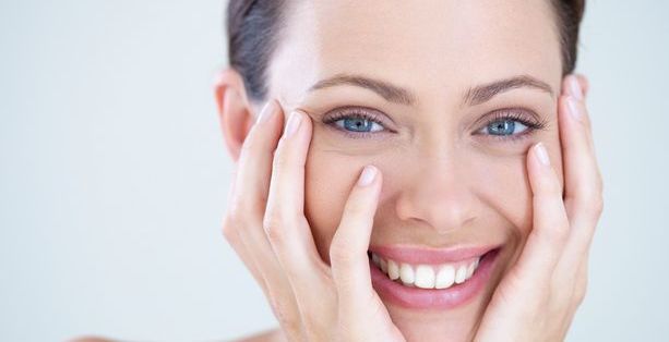 أسهل خلطات تبييض الوجه واليدين بخطوات سريعة