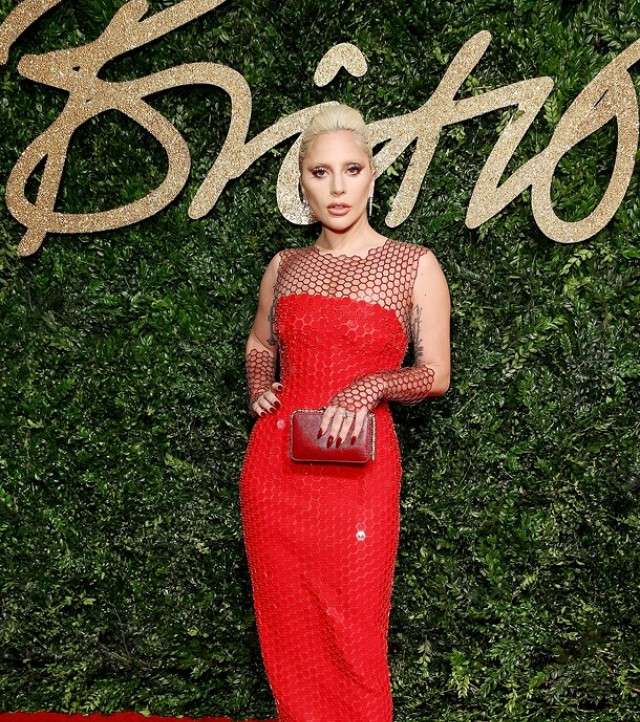 ليدي غاغا تتالق بفستان من توم فورد في حفل British Fashion Award