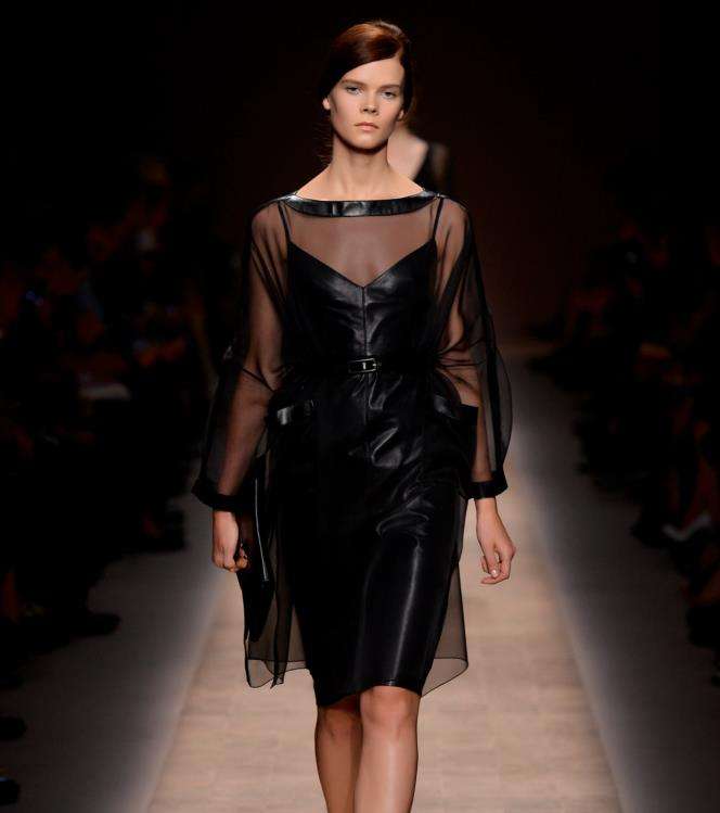فستان أسود بأكمام شفافة من Valentino