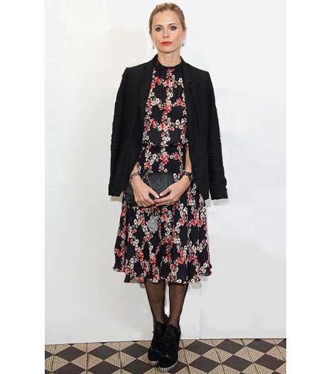 من صيحات الموضة هذا الموسم، أن تنسّقي البلايزر باللون الأسود مع فستان بستايل الـ Lady Like