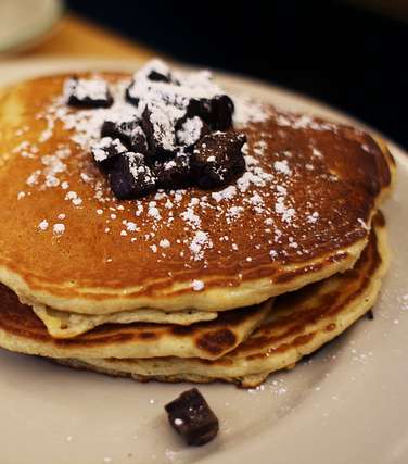 طبق الفطائر البلجيكية مع قطع من الشوكولاتة الذائبة