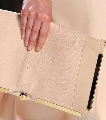 الكلاتش بقياس كبير موضة مستمرّة في ربيع 2012