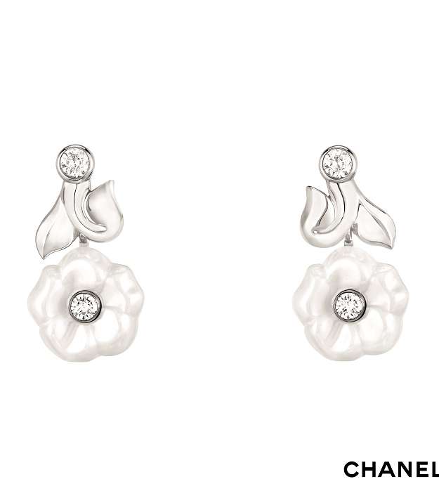 أقراط بالذهب الأبيض من مجموعة Camelia من CHANEL