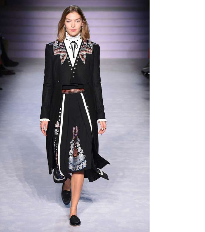 المعطف المطرز بقصة الـ A Line من تمبرلي لندن لشتاء 2018