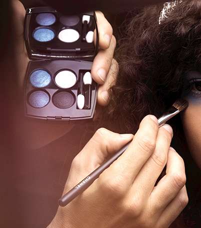 بالصور، كواليس ماكياج CHANEL  في عرض أسبوع الموضة في باريس لصيف 2016