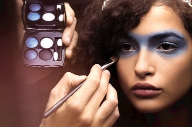 بالصور، كواليس ماكياج CHANEL  في عرض أسبوع الموضة في باريس لصيف 2016