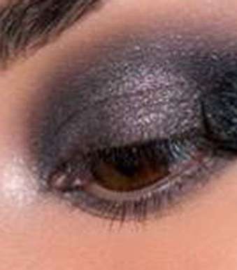 تطبيق مكياج عيون بالصور خطوة خطوة