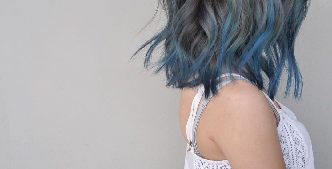 طريقة صبغة اطراف الشعر ازرق