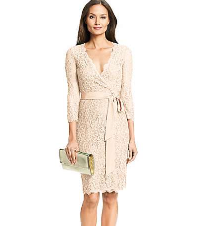 فستان الـ Wrap لاطلالة المراة الناضجة المدعوة لحضور زفاف ما