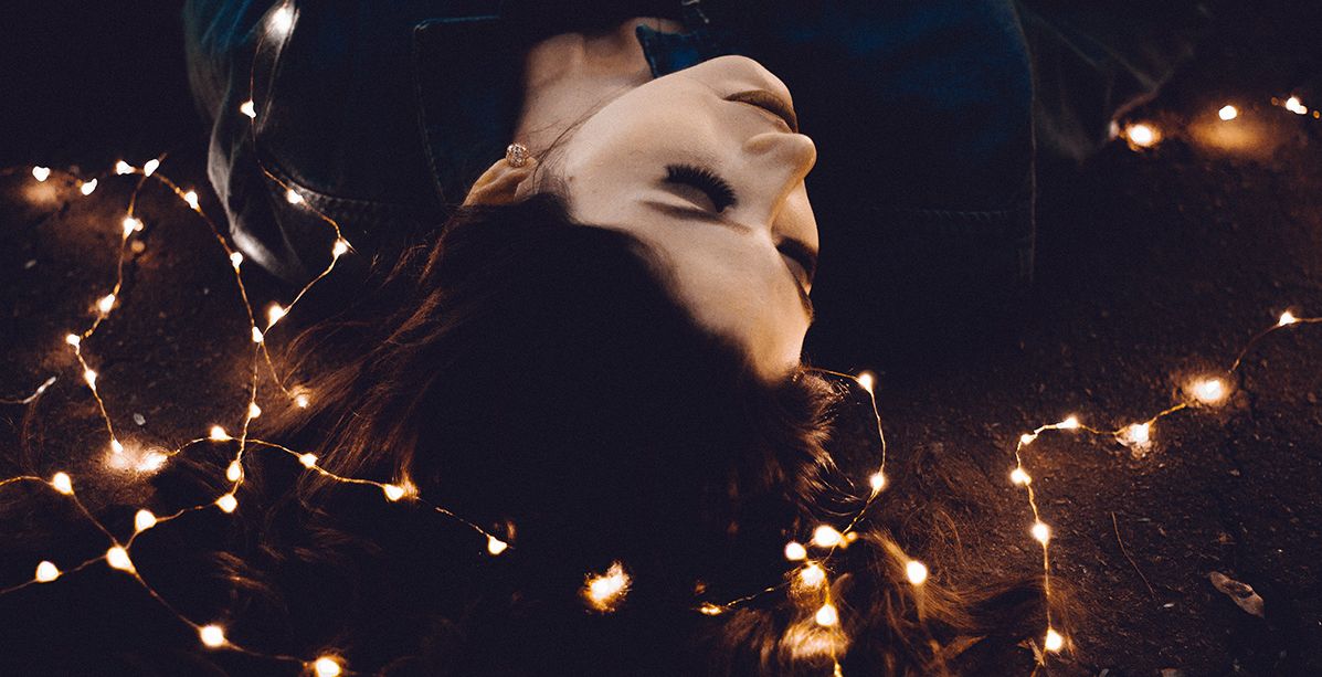 إذا رأى مولودة هذا البرج مع رجل آخر يفقد عقله