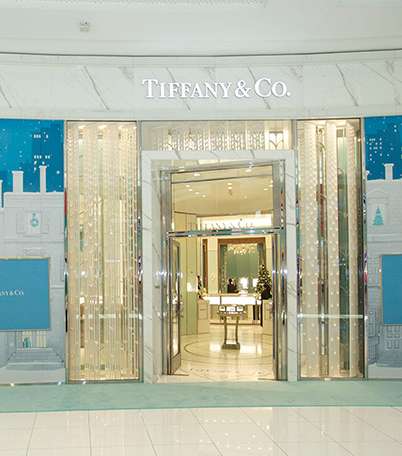 واجهات بوتيك تيفاني للأعياد حول العالم بالأزرق والأبيض