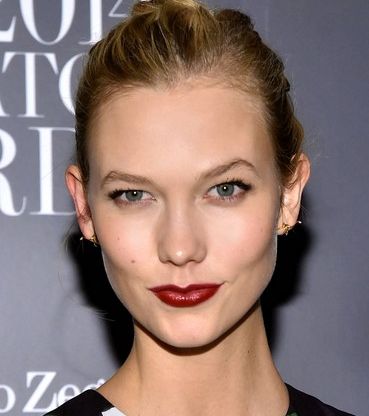 كارلي المتألقة بالشفاه العنابية الداكنة والكعكة 