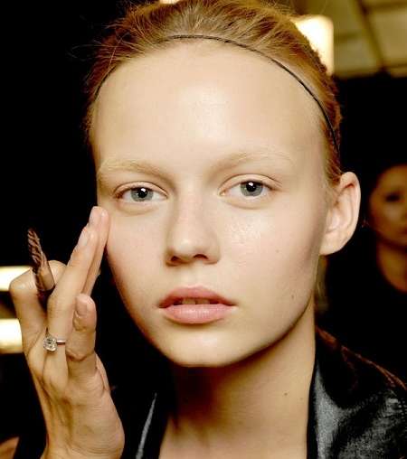 الإصرار على وضع كريم الأساس فوق بشرتك المتعبة 