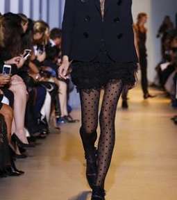 تعرفي على سر الإطلالات الأنيقة مع مجموعة Galliano لصيف 2016
