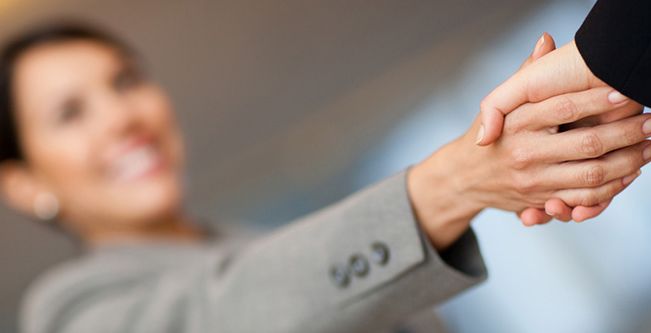 إياك أن تثقي بهذا الشخص!