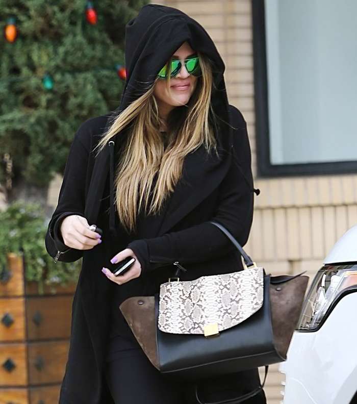 كلوي كارداشيان تتألق بحقيبة Celine Trapeze